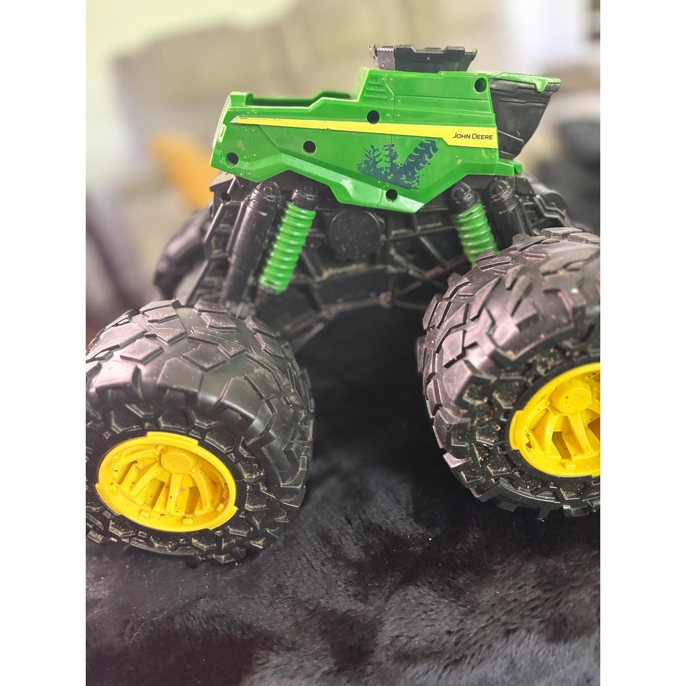 John‎ Deere Monster Treads Deluxe Lightning Wheels Truck Lights and Sounds Green